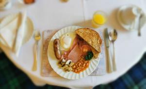 une plaque de nourriture avec des œufs et des haricots sur une table dans l'établissement Brig O'Doon Guest House, à Édimbourg