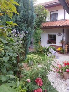 a garden in front of a house with flowers at Gastezimmer Nahe Wesslinger See in Weßling