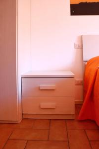 una camera con letto e cassettiera di Appartamento Picasso a Bergamo