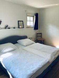 Postel nebo postele na pokoji v ubytování Landhaus mitten in der Lüneburger Heide