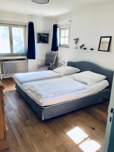 Postel nebo postele na pokoji v ubytování Landhaus mitten in der Lüneburger Heide