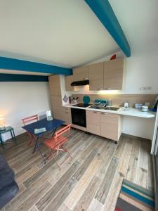 Η κουζίνα ή μικρή κουζίνα στο Maisonnette de la mer +3 φωτογραφίες