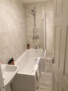 une salle de bain blanche avec une baignoire et un lavabo dans l'établissement Grange Villas Diamond ,near Chester le Street ,3 Bedroom House ,Sleeps 6 Guests, à Chester-le-Street 27 autres photos