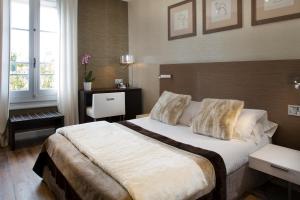 Voodi või voodid majutusasutuse Hotel des Arceaux toas