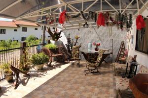 una tenda con patio, sedie e tavolo. di SCHUCH - POUSADA a Treze Tílias