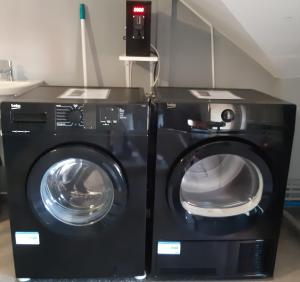 eine Waschmaschine und einen Trockner in einem Zimmer in der Unterkunft MyHome Basel 3B44 in Saint-Louis