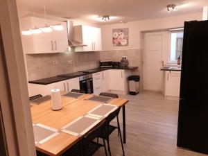 A kitchen or kitchenette at Grange Villas Diamond ,near Chester le Street ,3 Bedroom House ,Sleeps 6 Guests
