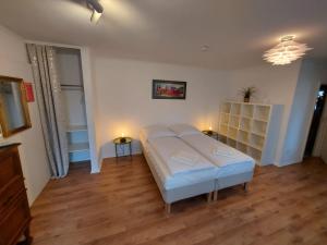 ein Schlafzimmer mit einem Bett in einem Zimmer mit Holzböden in der Unterkunft Garden Apartment in Köln