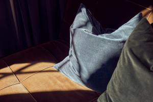 un cuscino seduto sopra un divano di Nääs Fabriker Hotell & Restaurang a Tollered