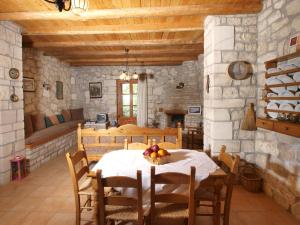 una cucina e una sala da pranzo con tavolo e sedie di Gerolakos Country Houses a Stavromenos