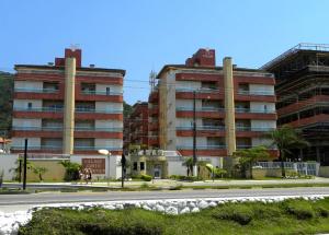 due edifici alti su una strada con una strada di Lindo Apartamento Beira-mar - Ubatuba-SP a Ubatuba
