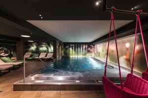 Bazén v ubytování Hotel Chesa Monte 4Sterne Superior nebo v jeho okolí