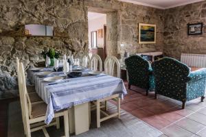 comedor con mesa y sillas en Chalet en Canido, en Vigo