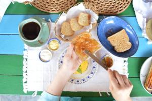 a person eating a breakfast of eggs and toast at Pousada Pedaço do Paraíso in Barra Grande
