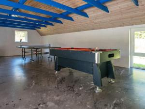 une salle avec un billard et deux tables de ping-pong dans l'établissement 16 person holiday home in Ulfborg, à Ulfborg