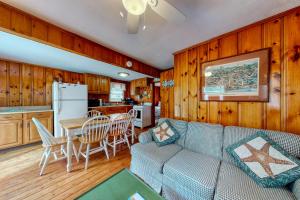 ein Wohnzimmer mit einem Sofa und einer Küche in der Unterkunft Otis Cottages in York