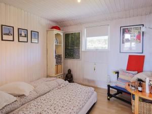 um quarto com uma cama e uma mesa em 6 person holiday home in J gerspris em Frederikssund