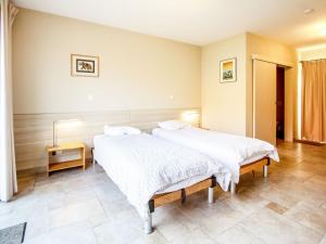 1 dormitorio con 2 camas y mesa en home in a rural setting with a wonderfully garden, en Beselare