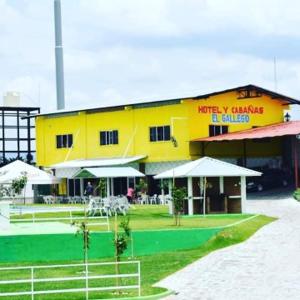 ein gelbes Gebäude mit Tischen und Stühlen davor in der Unterkunft Hotel gallego in Campeche