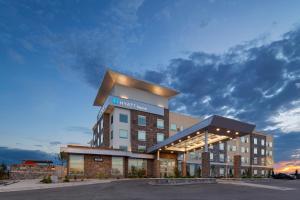 een hotel met een verlichte voorkant van een gebouw bij Hyatt House Carlsbad in Carlsbad