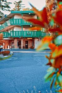 维多利亚Robin Hood Inn and Suites的道路一侧设有绿色阳台的建筑 更多37张照片