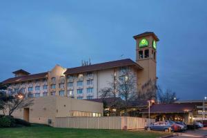 un grande edificio con una torre dell'orologio di fronte di La Quinta by Wyndham Seattle Sea-Tac Airport a SeaTac