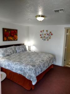 Postel nebo postele na pokoji v ubytování Holiday Motel Bend