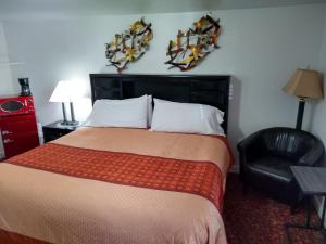 Postel nebo postele na pokoji v ubytování Holiday Motel Bend