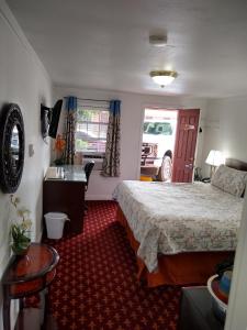 Postel nebo postele na pokoji v ubytování Holiday Motel Bend
