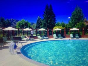 una grande piscina con sedie e ombrelloni di SV Wildflower Condo 3 Bed 3 Bath w SV INN pool access- No PETS! a Sun Valley