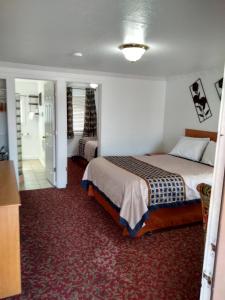 Postel nebo postele na pokoji v ubytování Holiday Motel Bend