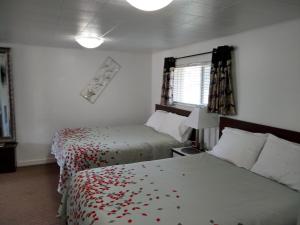 Postel nebo postele na pokoji v ubytování Holiday Motel Bend
