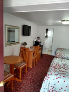 Postel nebo postele na pokoji v ubytování Holiday Motel Bend