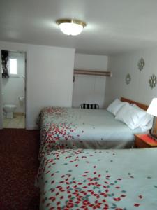 Postel nebo postele na pokoji v ubytování Holiday Motel Bend