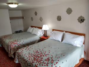 Postel nebo postele na pokoji v ubytování Holiday Motel Bend