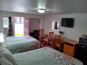 Postel nebo postele na pokoji v ubytování Holiday Motel Bend