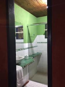 A bathroom at Iracema Pouso Agroecológico