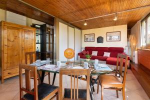 een eetkamer met een tafel en een rode bank bij Suite in Villa La Fenice in Monsummano