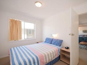 A bed or beds in a room at 'Beachside' Shoal Bay, Unit 5
