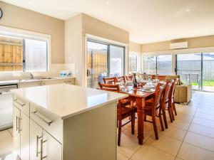 Η κουζίνα ή μικρή κουζίνα στο High Tide