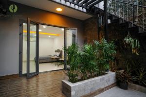 un patio interior con plantas en un edificio en Cactusland Villa Near Bui Vien Street, en Ho Chi Minh