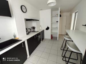 O bucătărie sau chicinetă la Appartement 1 Cherbourg centre avec NETFLIX et WIFI