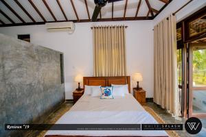Postel nebo postele na pokoji v ubytování Ardeen Villa - superb 3 bedroom beachfront for 6, BB, free pick up for 7 night stays arriving together, fully serviced, taxes included