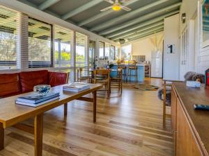 uma sala de estar com um sofá e uma mesa em Ocean Reach Retreat em Cape Woolamai