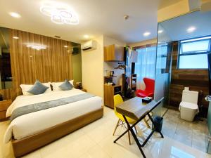 five6 Hotel Splendour في سنغافورة: غرفة في الفندق بها سرير ومكتب ومكتب