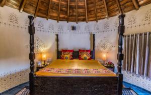 - une chambre avec un lit dans l'établissement Regenta Resort Bhuj by Royal Orchid Hotels Limited, à Bhuj