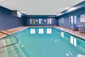 una gran piscina con paredes azules y paredes azules en Holiday Inn Express and Suites Three Rivers, an IHG Hotel, en Three Rivers