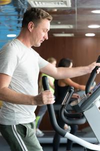 Fitness centrum a/nebo fitness zařízení v ubytování First Central Hotel Suites