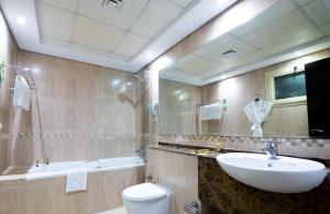 Koupelna v ubytování First Central Hotel Suites