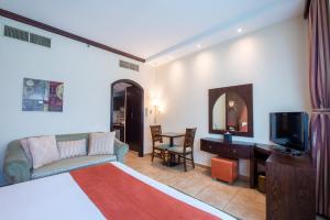 TV a/nebo společenská místnost v ubytování First Central Hotel Suites